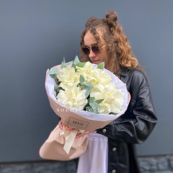 5 Белых французских роз в Нижнекамске