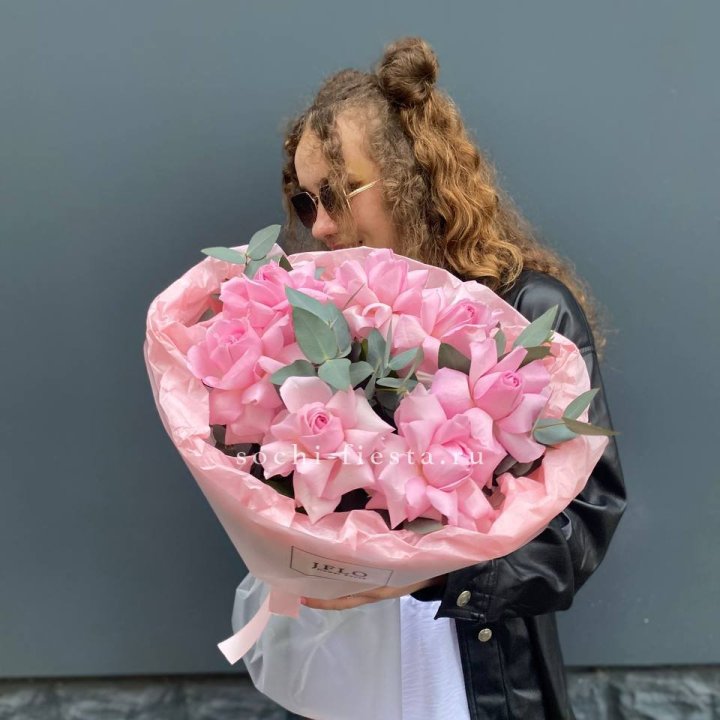 7 розовых роз в Нижнекамске