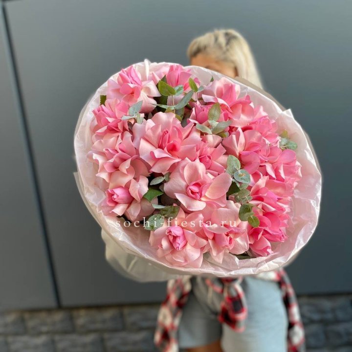 17 розовых роз в Нижнекамске