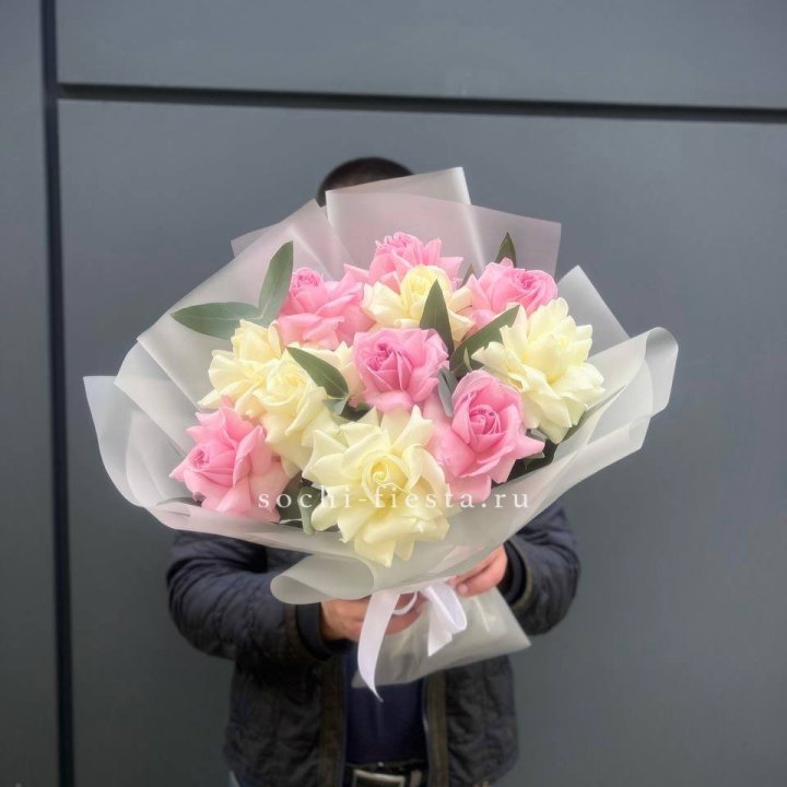 11 бело-розовых роз с доставкой в Нижнекамске