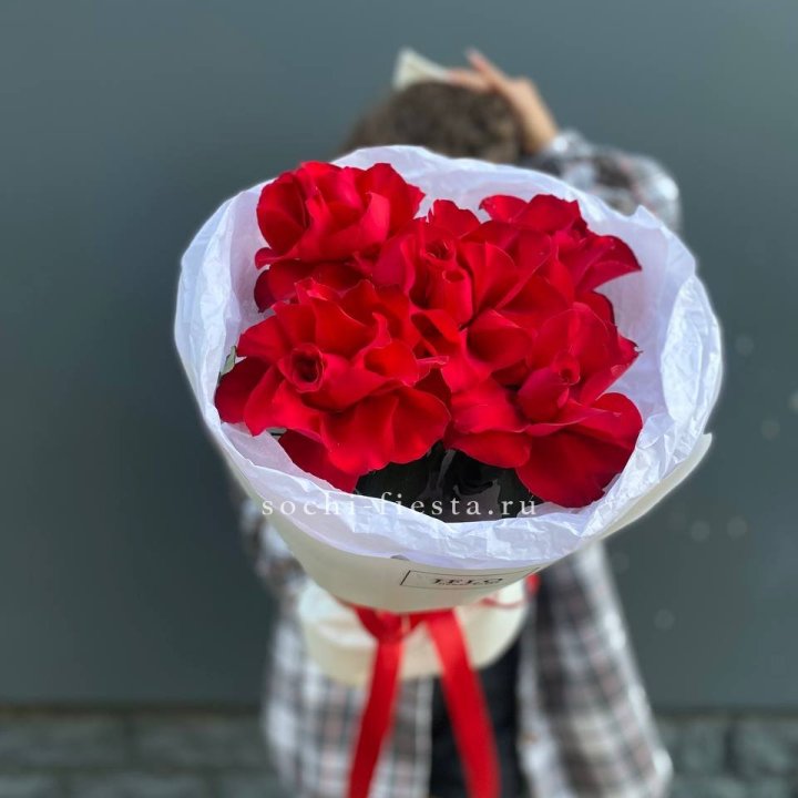 5 французских красных роз в Нижнекамске