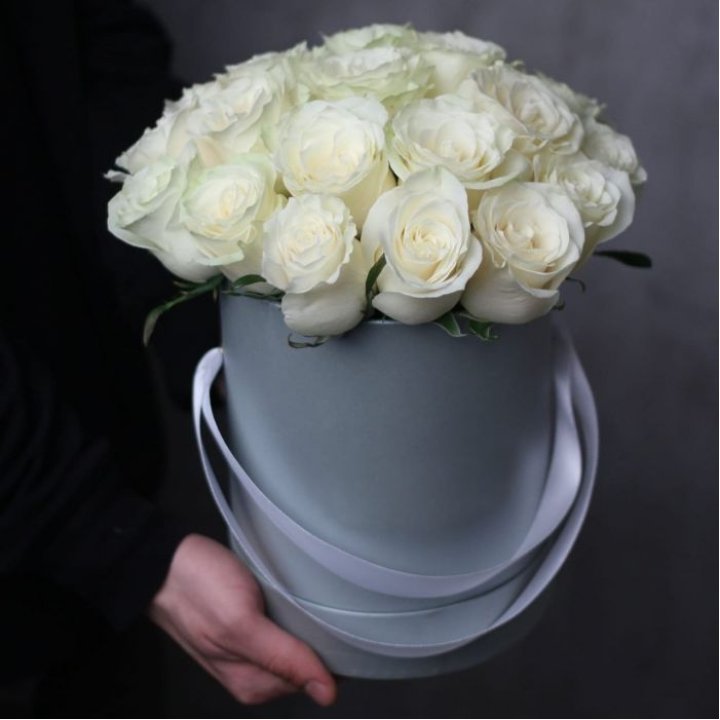 15 белых роз в цилиндре в Нижнекамске