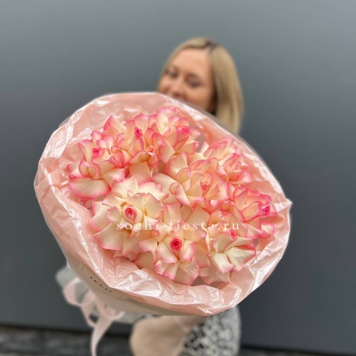 9 французских роз Джумилия в нежном оформлении в Нижнекамске