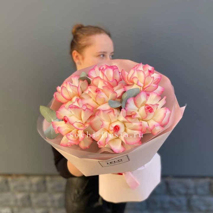 7 французских роз Джумилия с доставкой в Нижнекамске