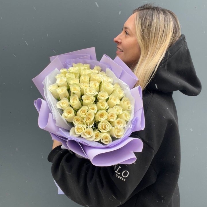 51 белая кенийская роза в оформлении в Нижнекамске