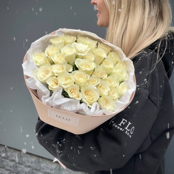 31 белая роза в оформлении в Нижнекамске