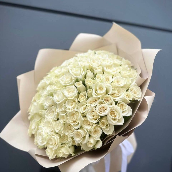 101 белая роза Атена в Нижнекамске