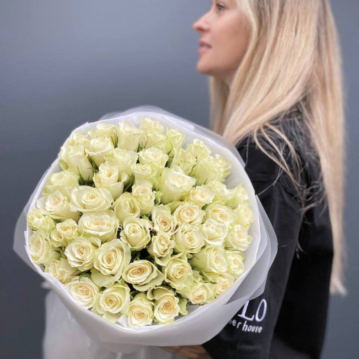 Воздушный букет из 51 белой кенийской розы в Нижнекамске