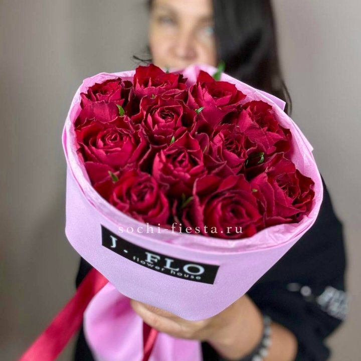 11 красных роз мадам ред в Нижнекамске