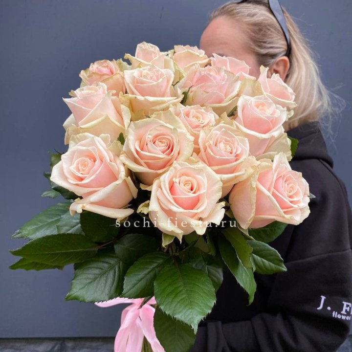 15  кремовых высоких роз с доставкой в Нижнекамске
