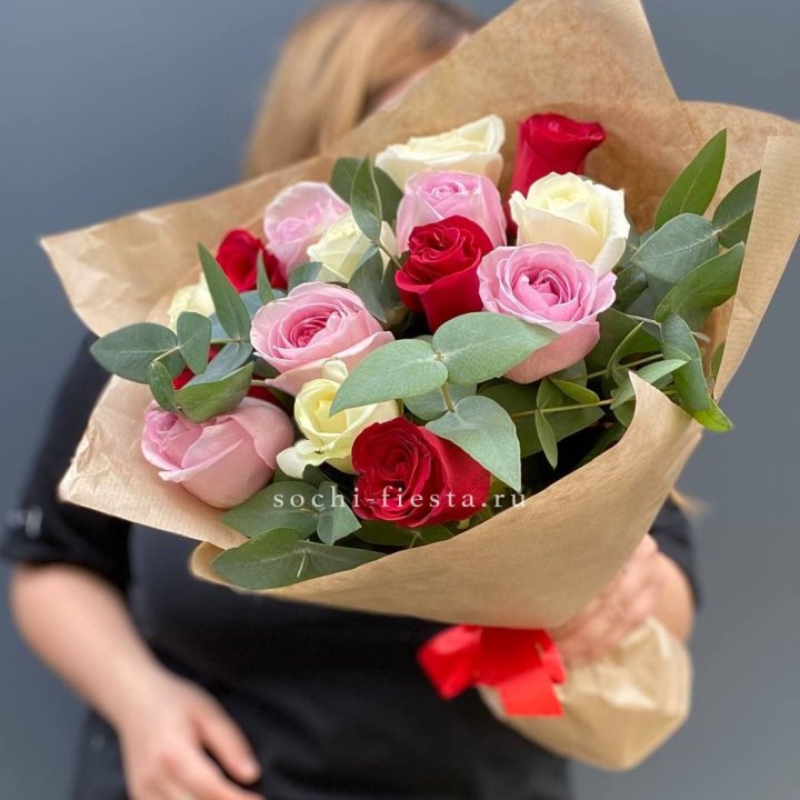 Букет из 15 роз с эвкалиптом в Нижнекамске