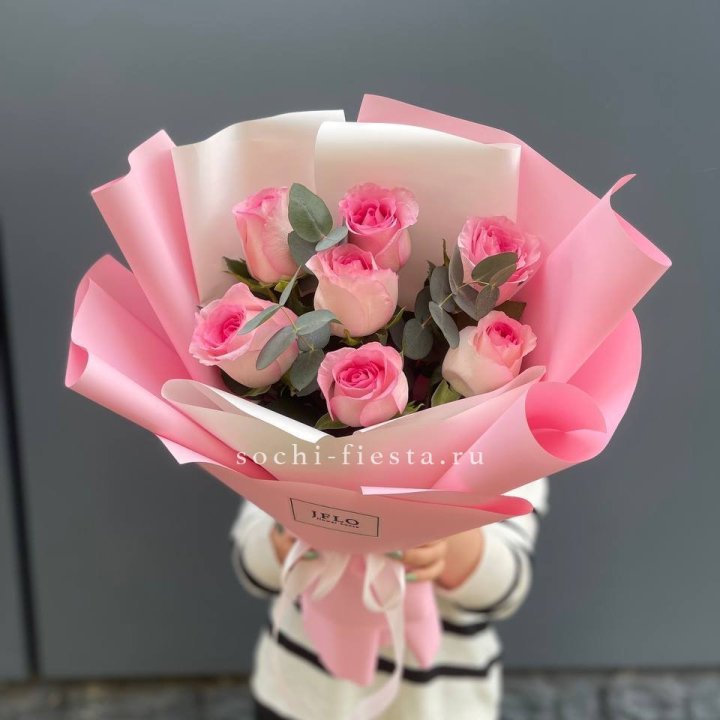 7 роз с эвкалиптом в Нижнекамске