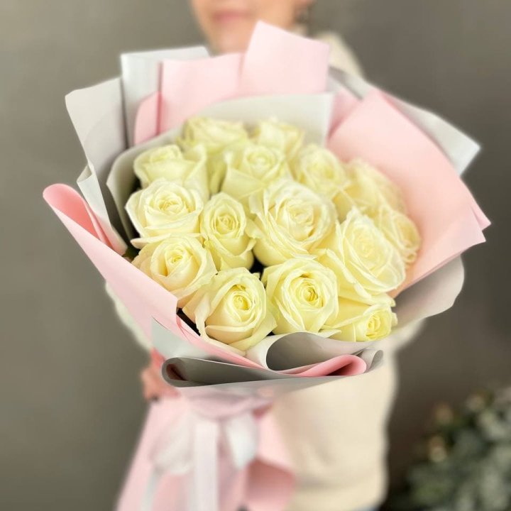 15 белых роз пудра в Нижнекамске