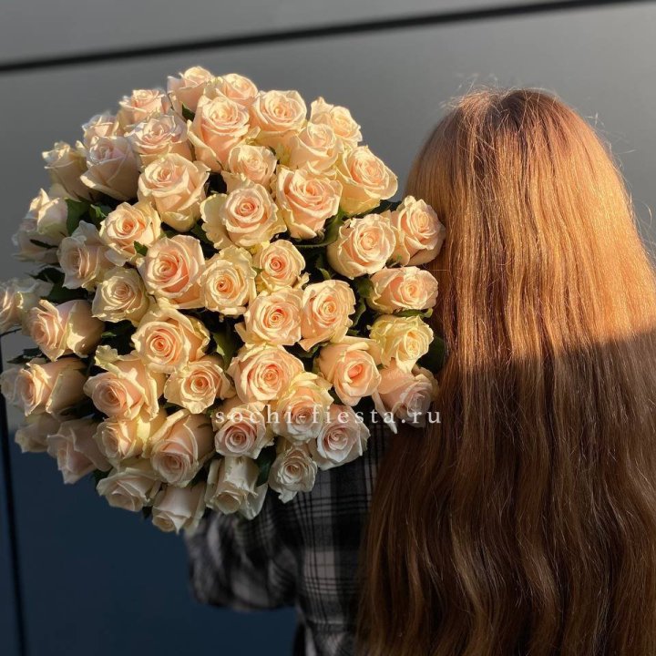 Охапка кремовых роз в Нижнекамске