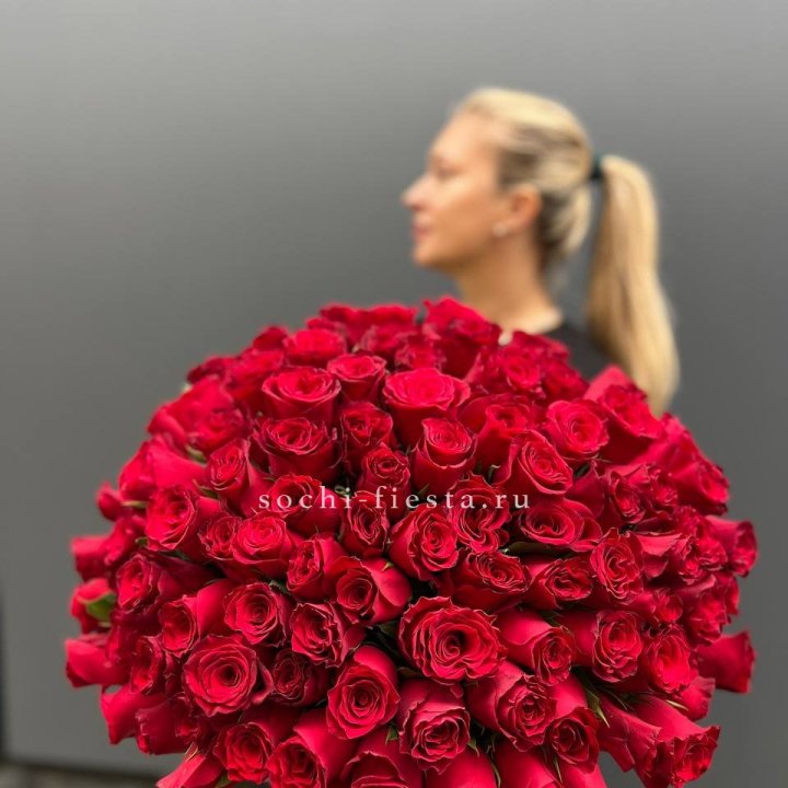 Охапка из 101 красной розы в Нижнекамске