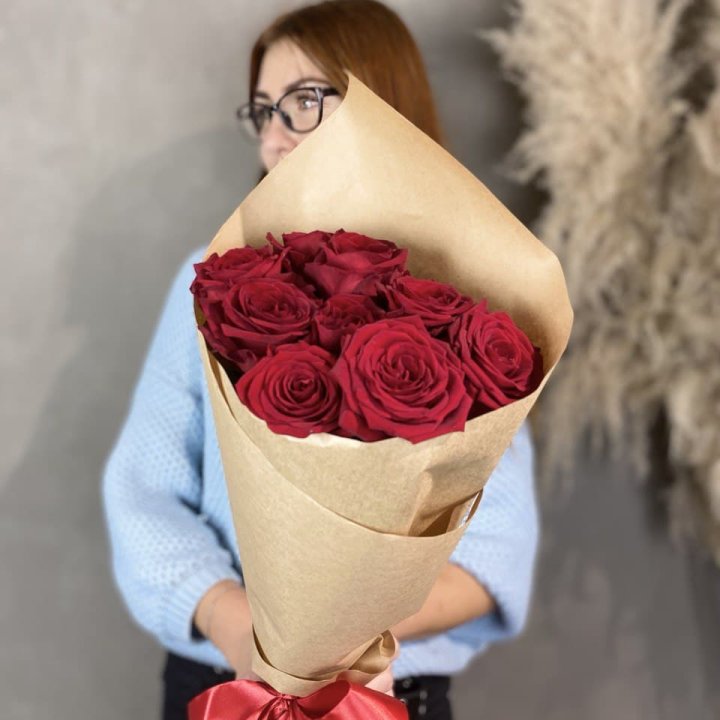 9 красных роз в крафте в Нижнекамске