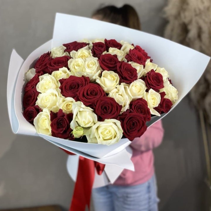 51 красная и белая роза в Нижнекамске