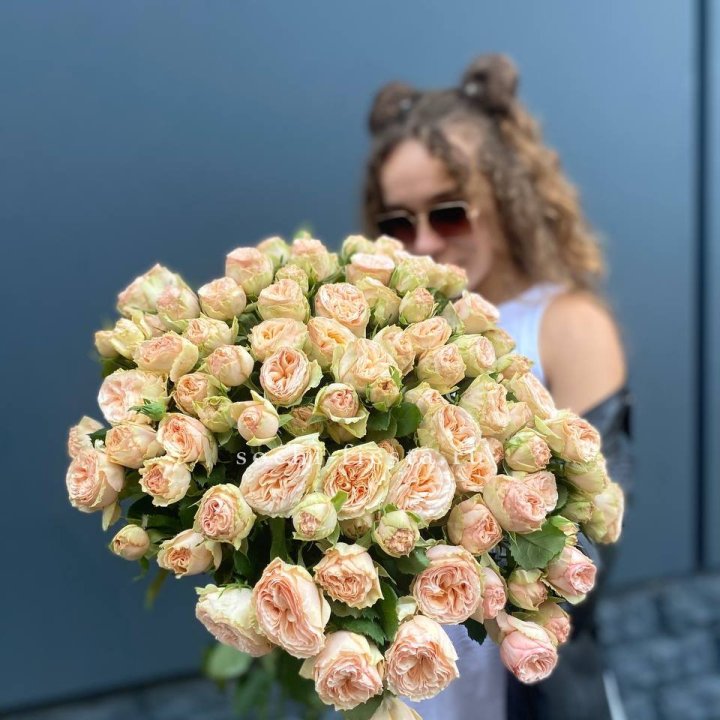 25 пионовидных роз в Нижнекамске