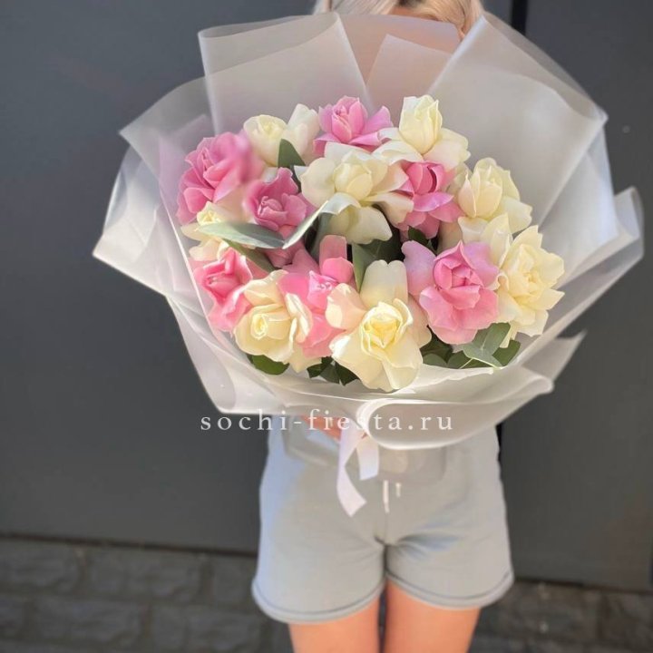 15 бело-розовых роз в Нижнекамске