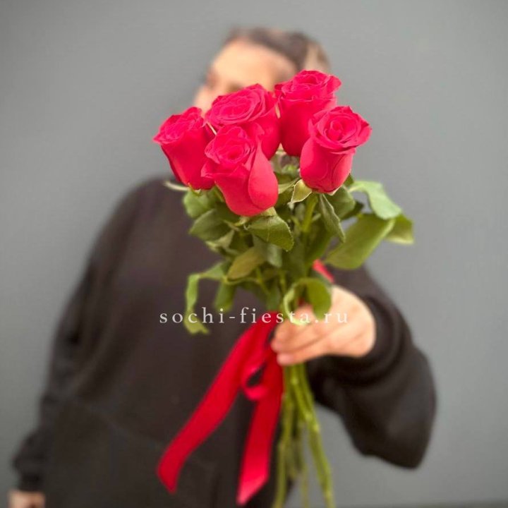 Букет 5 красных роз  в Нижнекамске