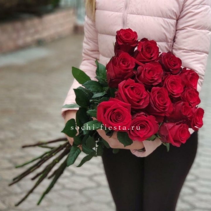 15 высоких красных роз в Нижнекамске