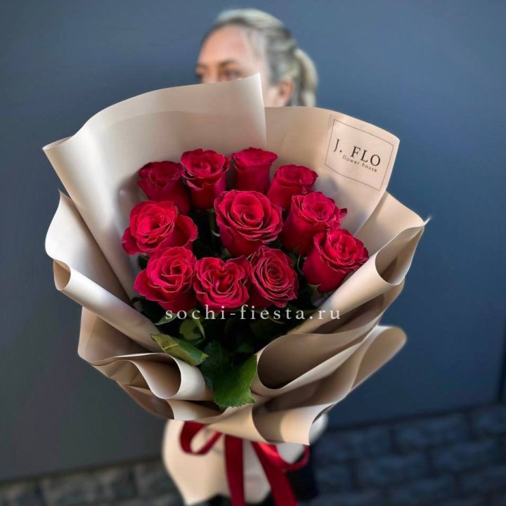 Букет красных роз "Наоми" с доставкой в Нижнекамске