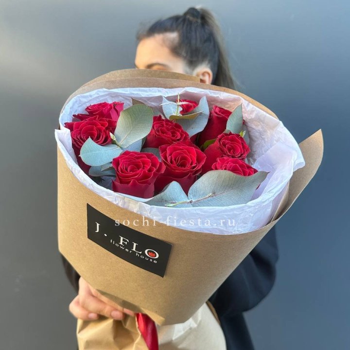 9 роз с эвкалиптом в Нижнекамске