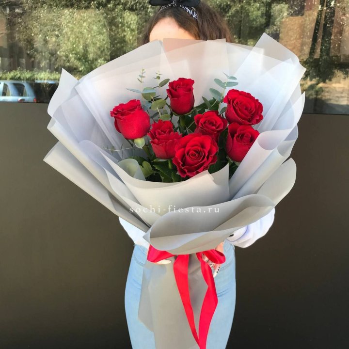 7 красных роз с эвкалиптом  в Нижнекамске