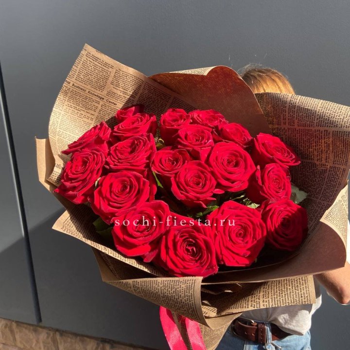 19 красных роз Леди Крафт в Нижнекамске