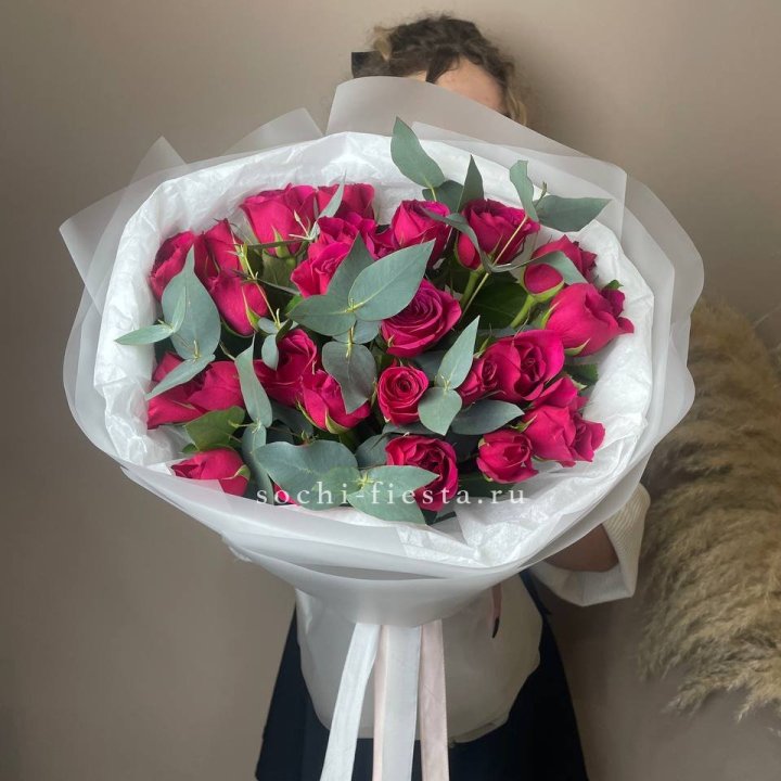 25 малиновых роз с эвкалиптом в Нижнекамске