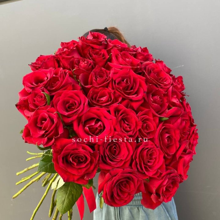 35 красных роз под ленту с доставкой в Нижнекамске
