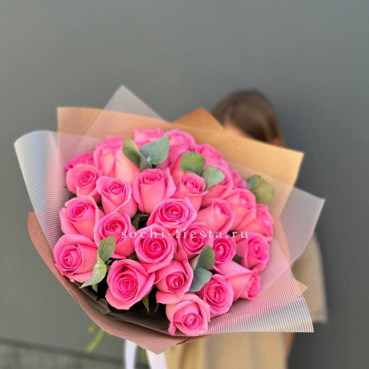 31 розовая роза с эвкалиптом в Нижнекамске