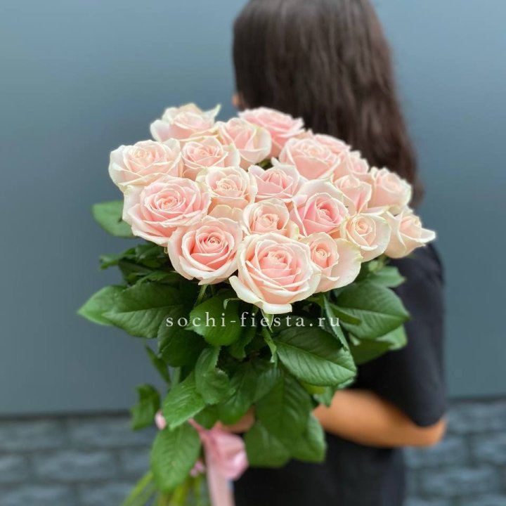 Высокие розовые розы в Нижнекамске