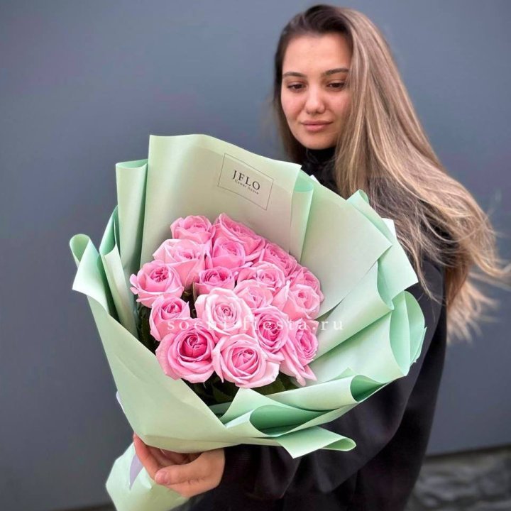 17 розовых роз в Нижнекамске