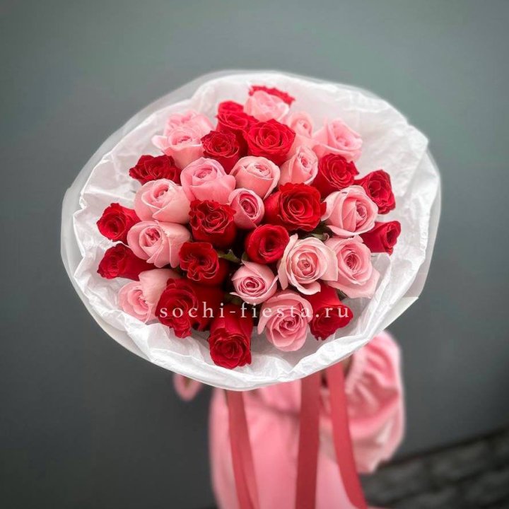Букет красных и розовых 35 роз в Нижнекамске