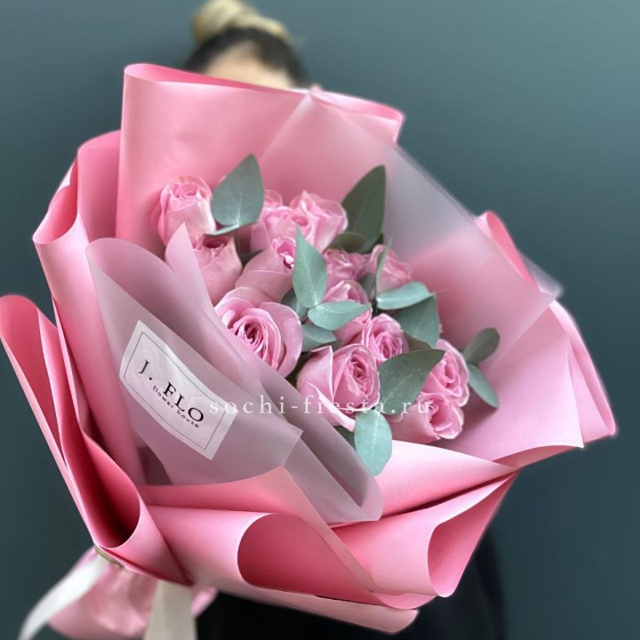 15 Розовых роз с эвкалиптом в Нижнекамске