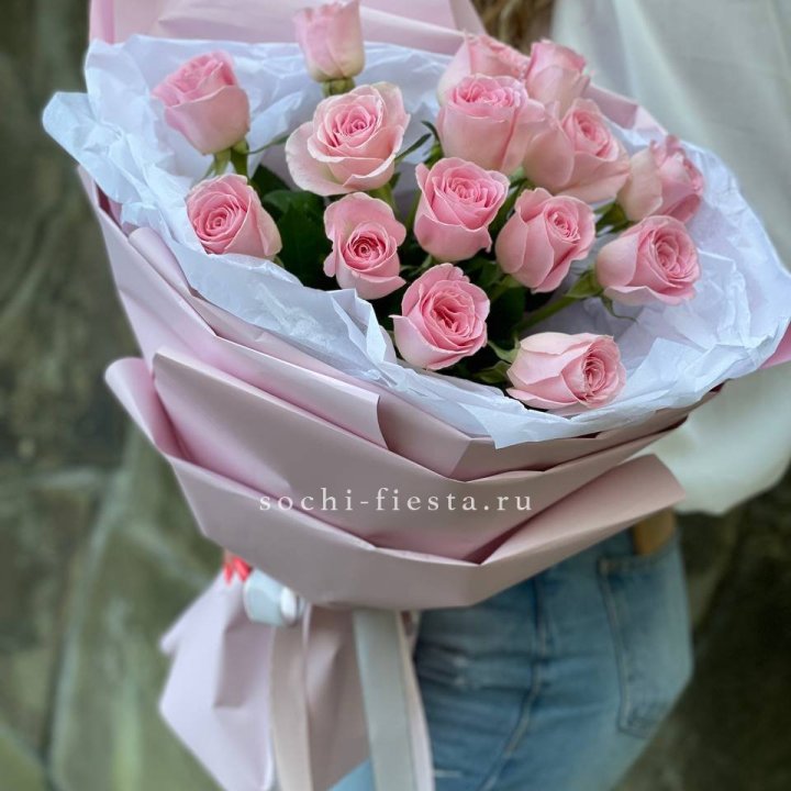 Розовые розы в авторском оформлении с доставкой в Нижнекамске