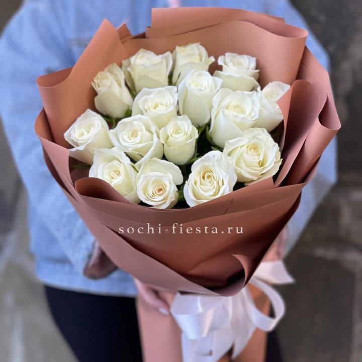 15 белых роз сиена в Нижнекамске