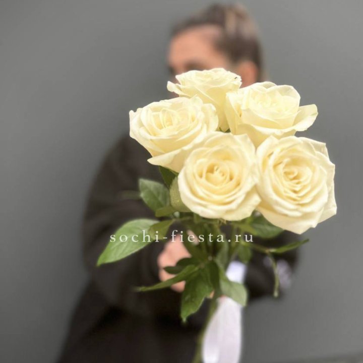 Букет 5 белых роз  в Нижнекамске