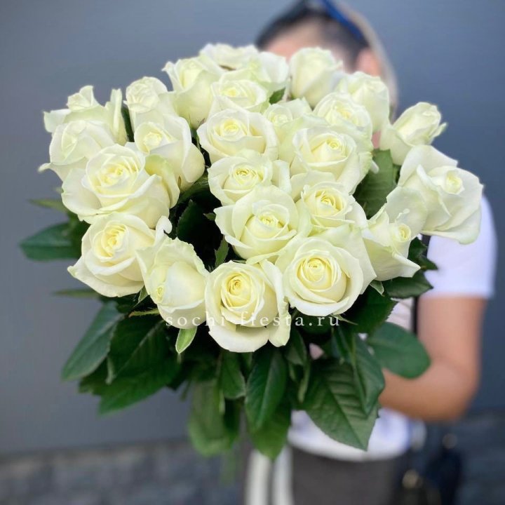 Голландские розы белые 25 с доставкой в Нижнекамске