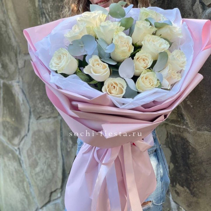 Белые розы в авторском оформлении с доставкой в Нижнекамске