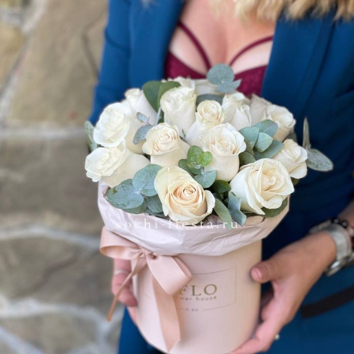 Цилиндр из белых роз в Нижнекамске