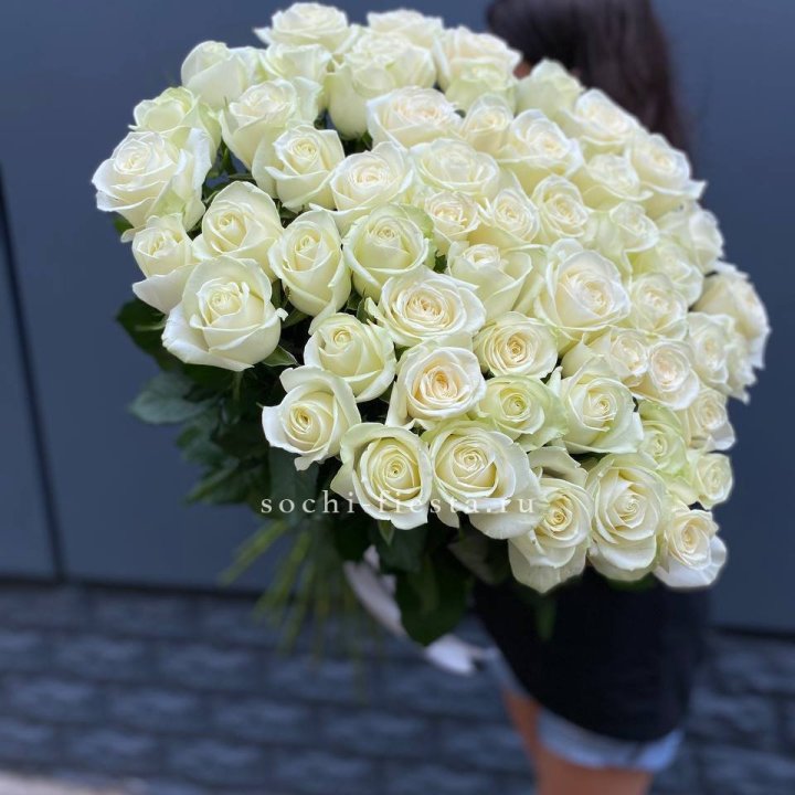 51 белоснежная высокая роза с доставкой в Нижнекамске