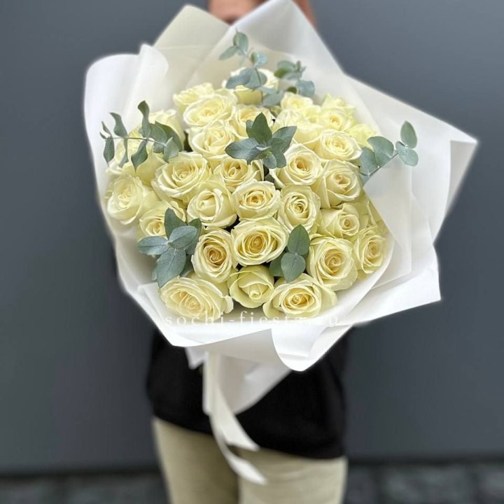 31 белая роза с эвкалиптом в Нижнекамске