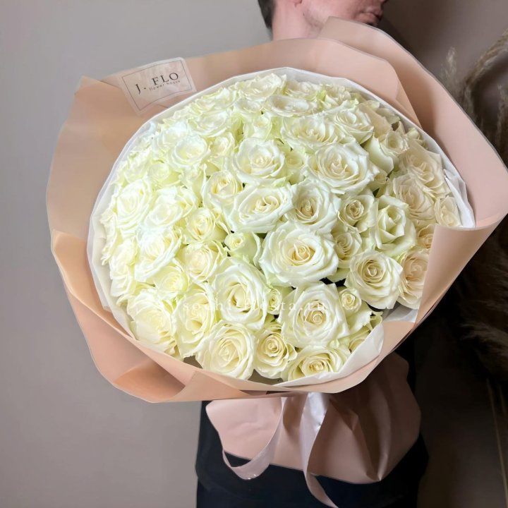 51 белая  роза в оформлении в Нижнекамске