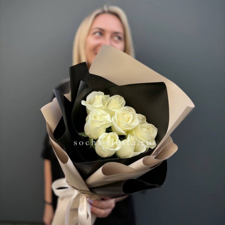 7 белых роз Иммерсив в Нижнекамске