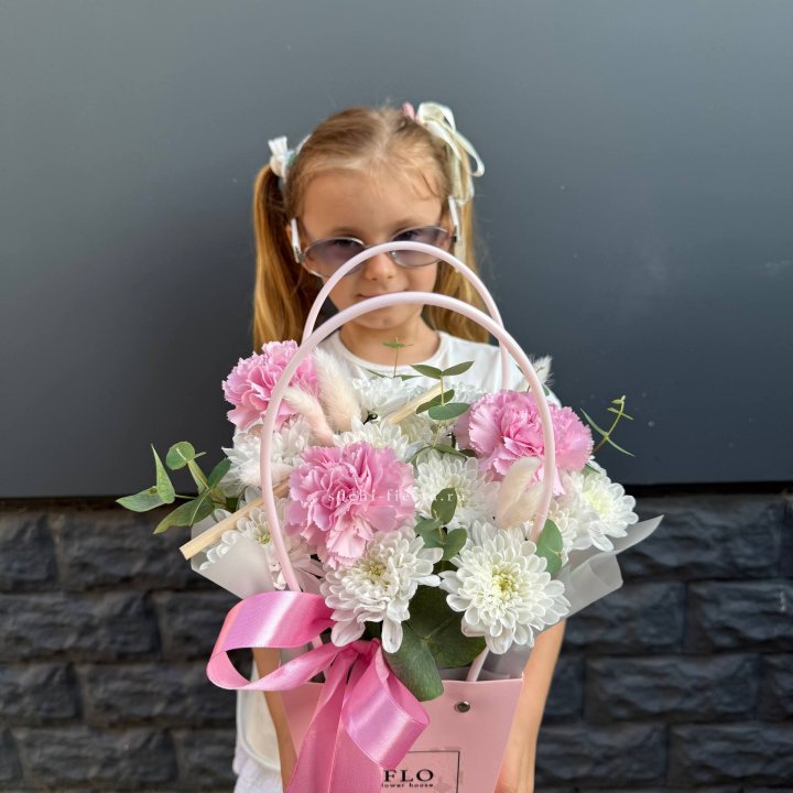 Сумочка из стойких хризантем и диантуса в Нижнекамске