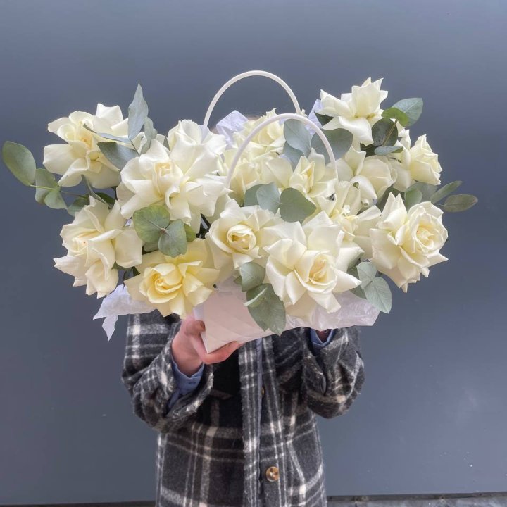 15 белых роз в сумочке в Нижнекамске