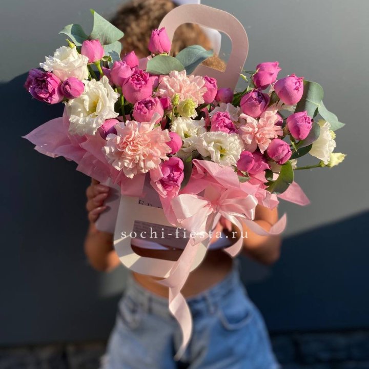 Сумочка с кустовой розой и диантусами в Нижнекамске