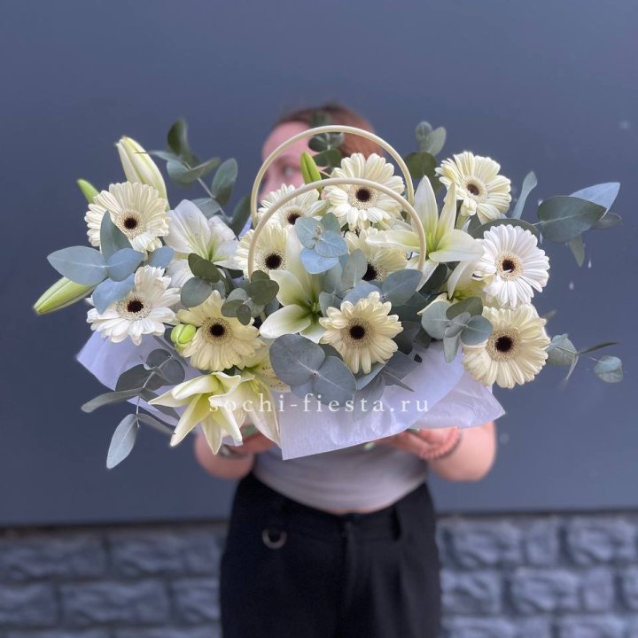 Сумочка лилии и герберы в Нижнекамске